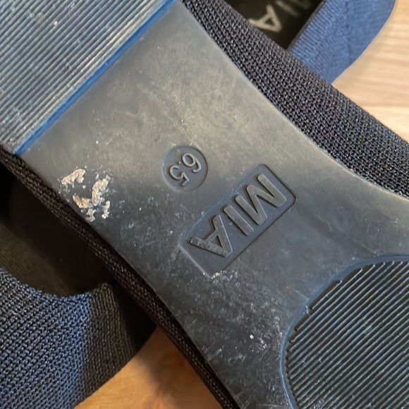 Black shoes. Pointed. Really cute and comfy! - Picture 3 of 4